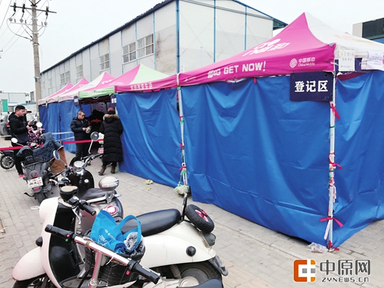 御寒“有道” 郑州电动自行车上牌安装点很“暖心”