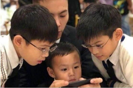 明星们参加亲友婚礼：林允低调接地气，林更新被妈妈们围着合影！