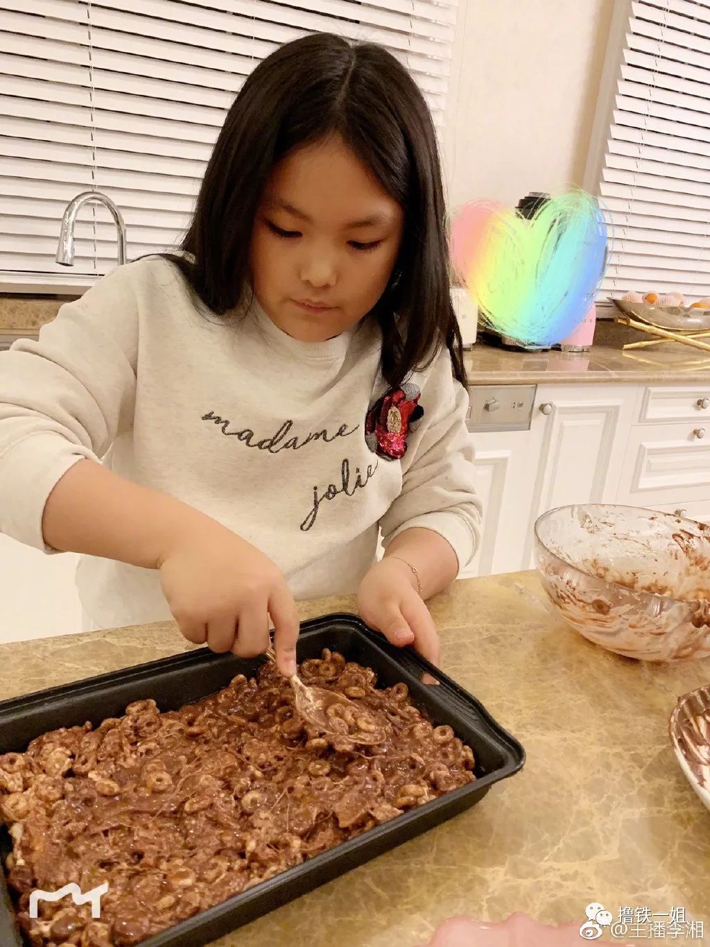收手吧！李湘把自己裹成女版高晓松，不知道穿得越厚减肥越难？
