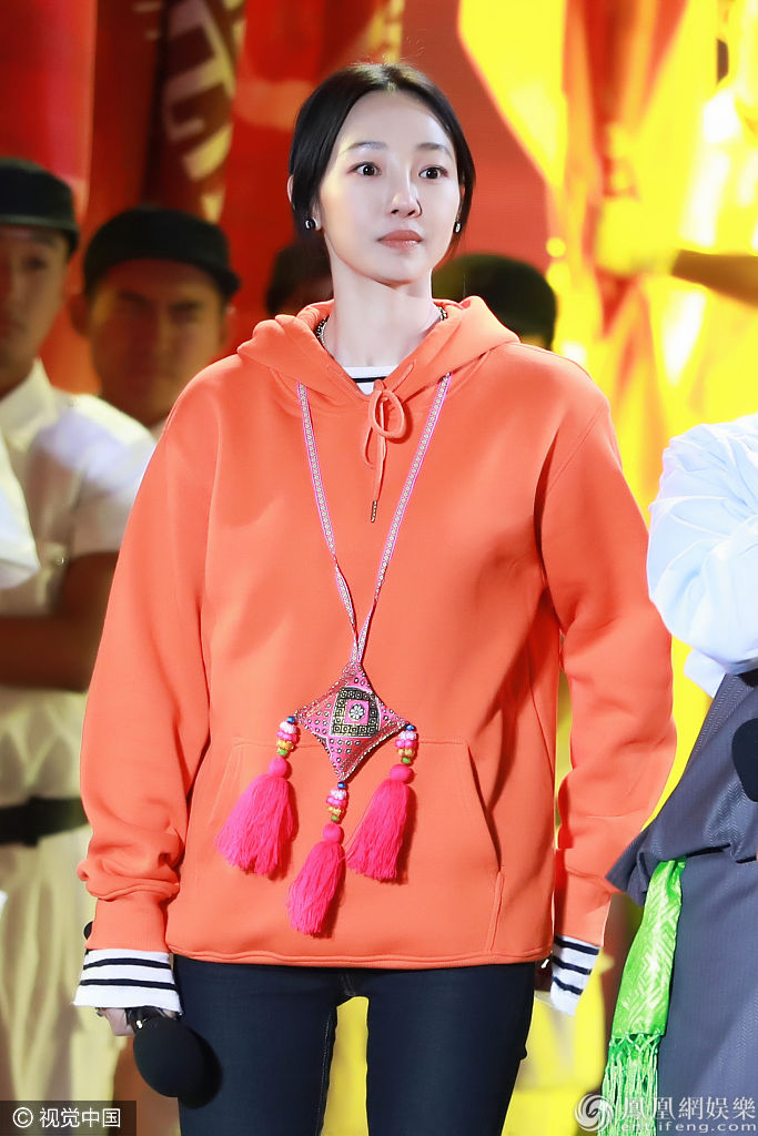 脱贫攻坚战星光行动启动仪式 白百何清新亮相与众星合影