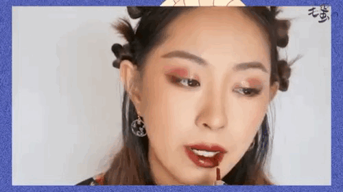 秀智泫雅挑战20年前王菲的蒸汽波妆容,长得好看也不能为所欲为?