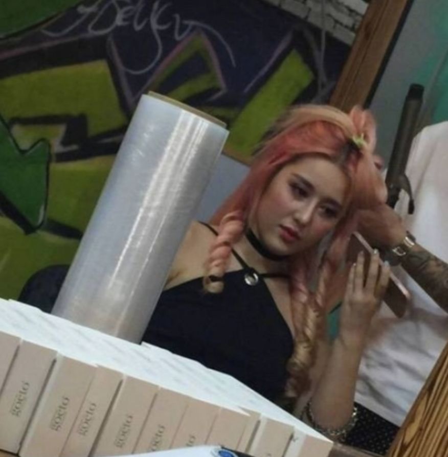 绝美混血颜少女竟因太美遭群攻！然而她从脸到胸到腿都是整出来的…