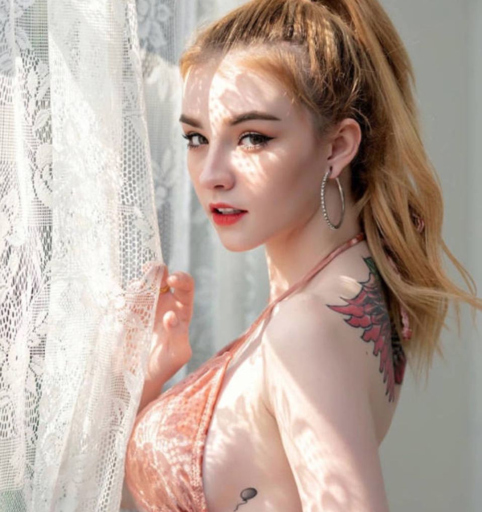 绝美混血颜少女竟因太美遭群攻！然而她从脸到胸到腿都是整出来的…