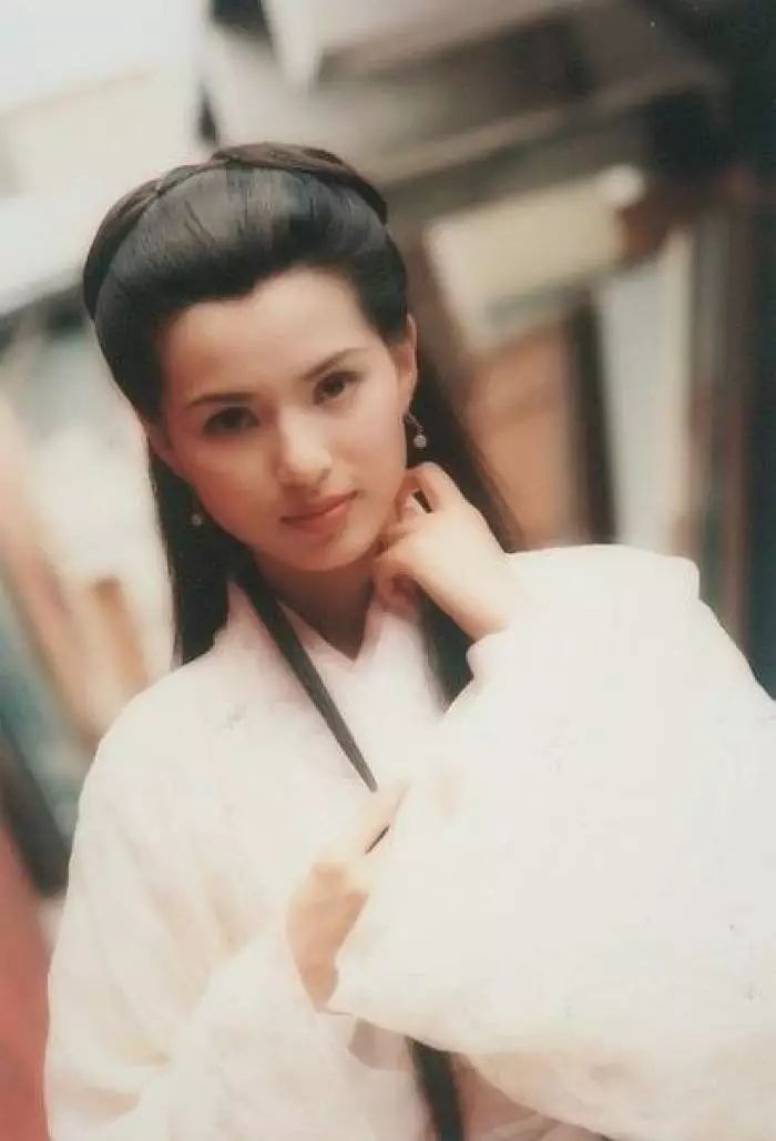 与大20岁离异富商相恋10年被抛弃，为此抑郁到自杀，能不能长点心？