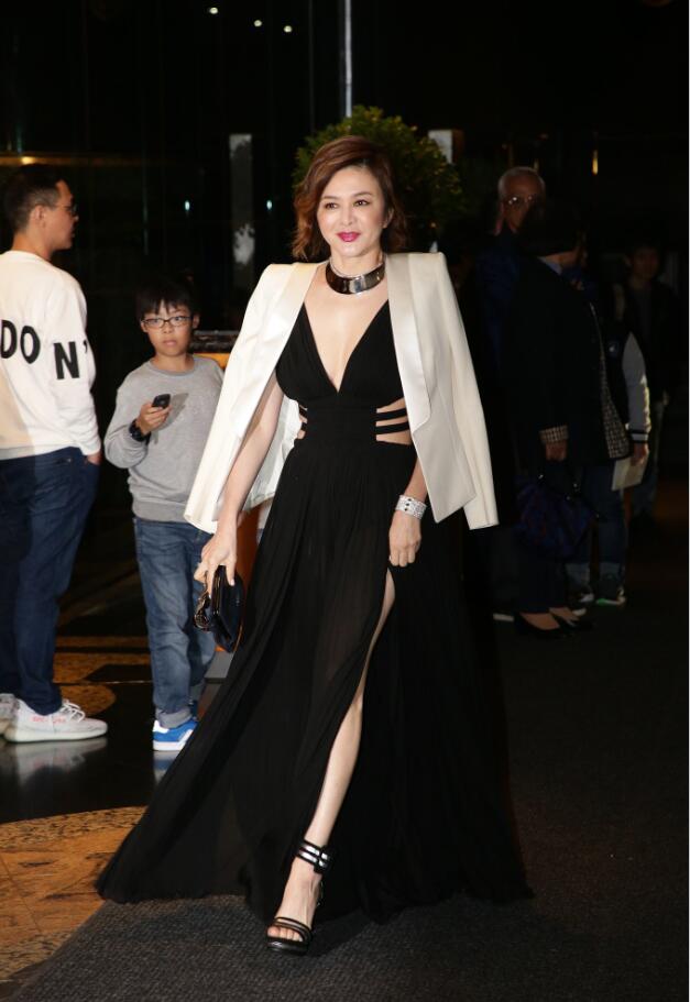 两大女神刘嘉玲、关之琳穿深V裙斗艳，惊呆众人