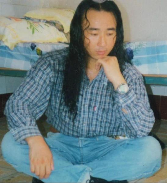 流浪艺人狂健身,《亮剑》独臂勇士携老婆超市装狠顺利取物