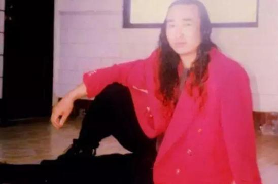 流浪艺人狂健身,《亮剑》独臂勇士携老婆超市装狠顺利取物