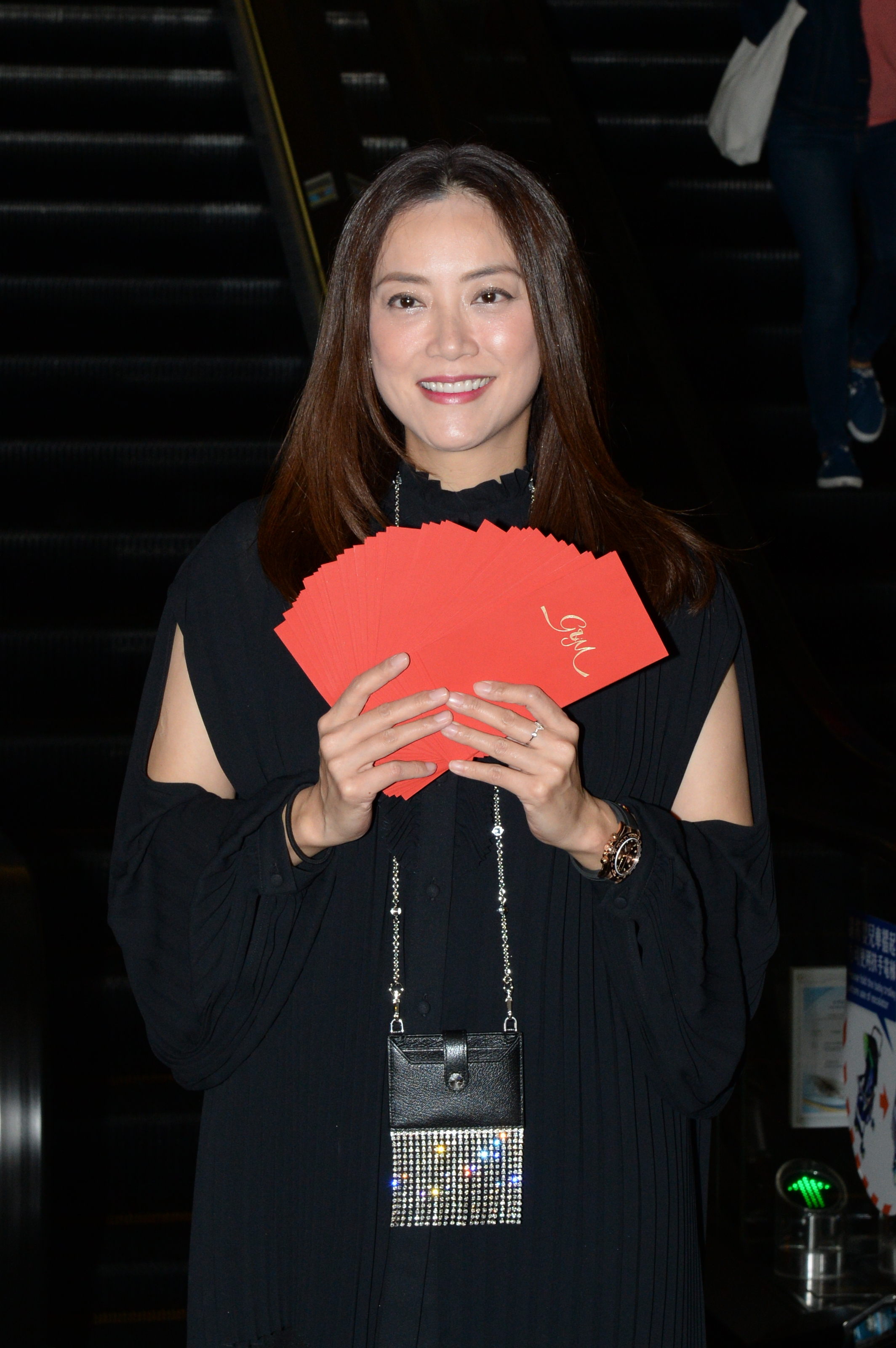 阿娇和赖弘国登记结婚甜笑 蔡卓妍容祖儿到贺、经纪人派发红包