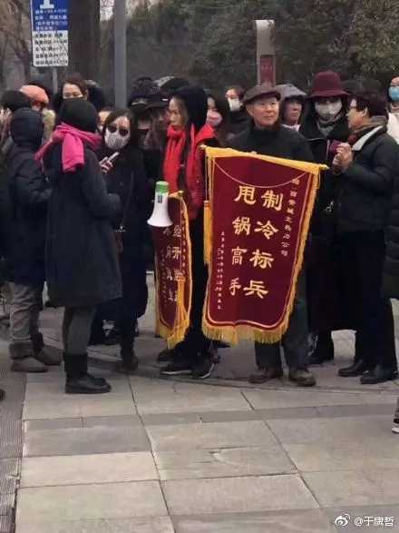 每日神段子丨带狗散步叫遛狗,那带小孩散步呢?