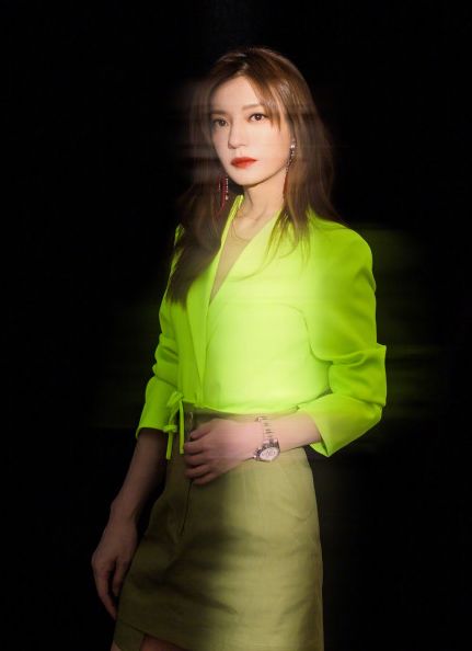 零下9度穿吊带裙的宋祖儿被夸碾压全场大小花，这妈妈桑发型认真的？