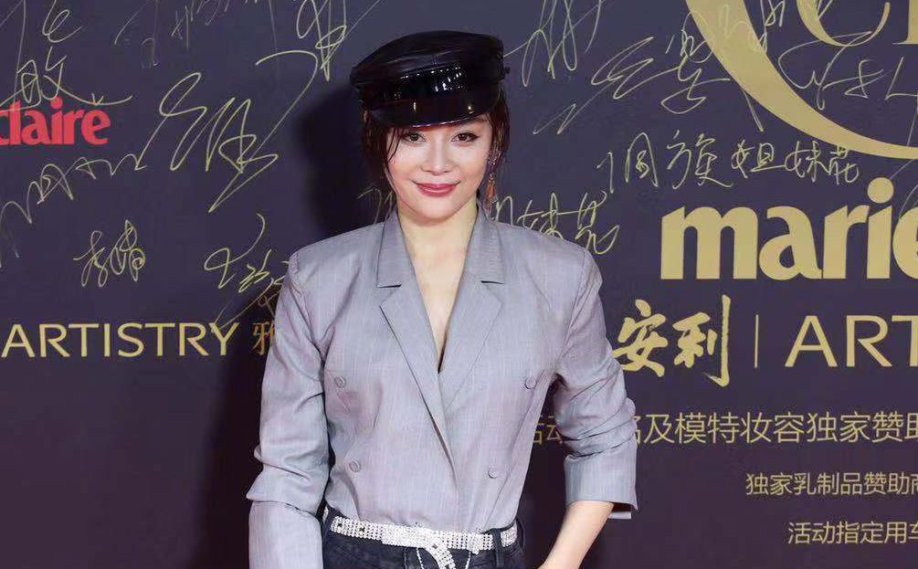 零下9度穿吊带裙的宋祖儿被夸碾压全场大小花，这妈妈桑发型认真的？