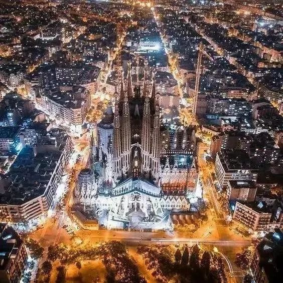 一个“疯子”,把烂尾楼盖成了世界文化遗产