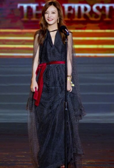 赵薇最新活动竟然瘦出蚂蚁腰，生图更惊艳！