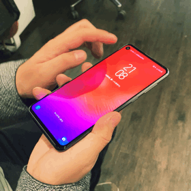 三星“打孔”屏绝技：前置镜头开孔位置仍旧可触控