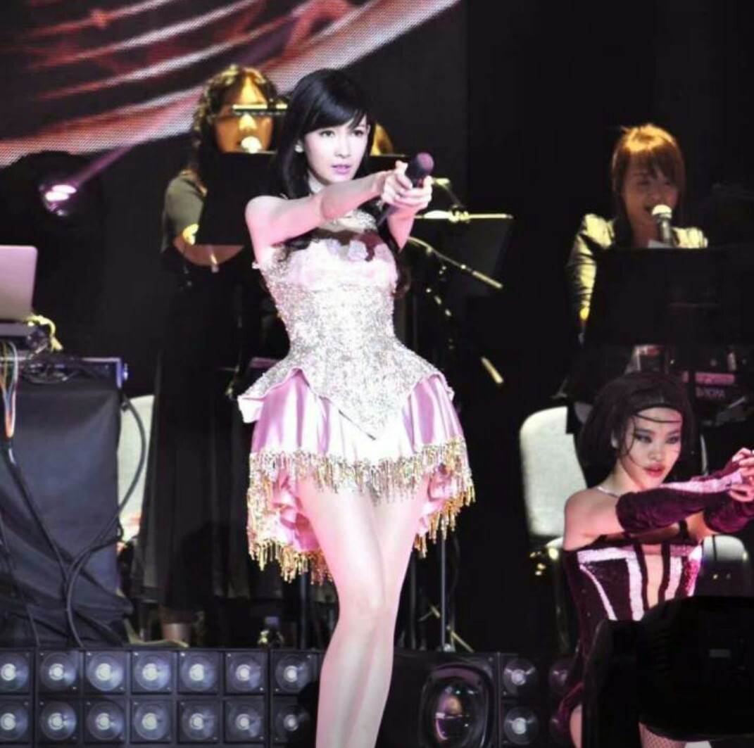 48岁莫文蔚身材火辣，网友：港星是吃了防腐剂吗？