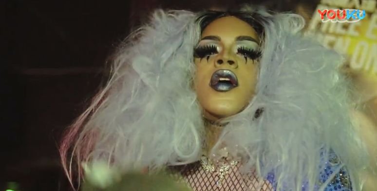 变装皇后：白天在公司上班，晚上在夜场狂欢