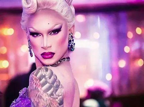 变装皇后：白天在公司上班，晚上在夜场狂欢