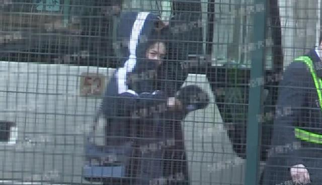 杨幂离婚后首次现身!素颜出行面容憔悴,被曝跟刘恺威分开团队!