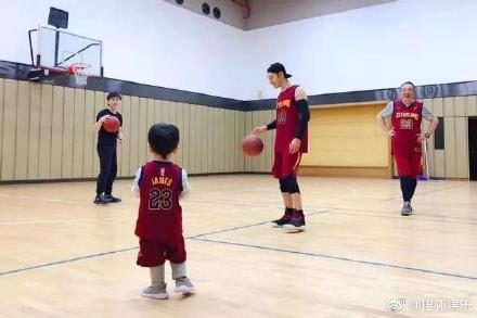 小海绵也太可爱了吧！探班baby竟然抢了所有风头