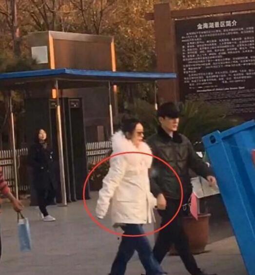 赵丽颖深夜晒自拍撞脸谢娜,网友:孕相明显