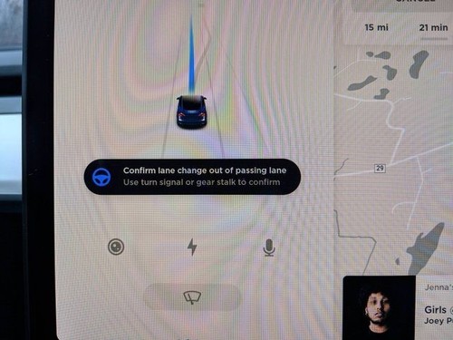 特斯拉驾驶辅助系统主动提示驶离超车道