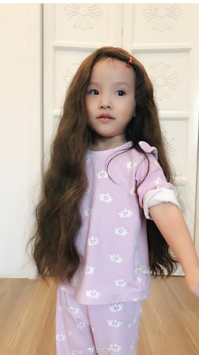 欧弟妻子晒二胎女儿可爱照 网友却担心萌娃的头发