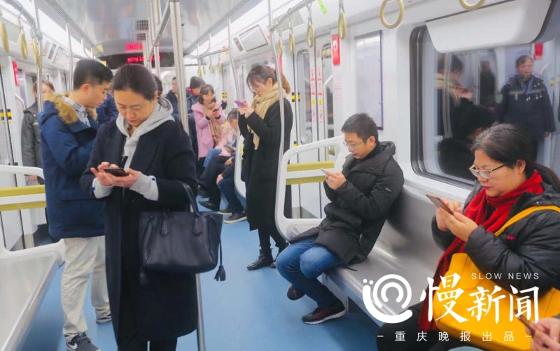 重庆轨道环线车厢环境如何?乘坐体验咋样?快跟记者上车了解一下