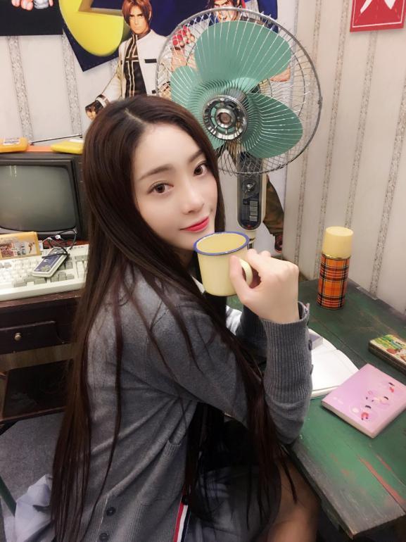 熊猫某女主播被爆乃孔雀女神化身,王思聪竟深夜潜入直播间窥伺