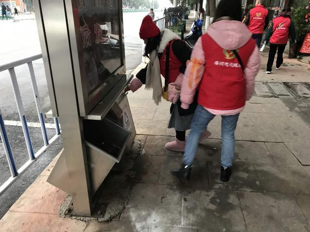 安顺经开区“橙丝带”创文志愿者，点亮城市文明留影不留痕