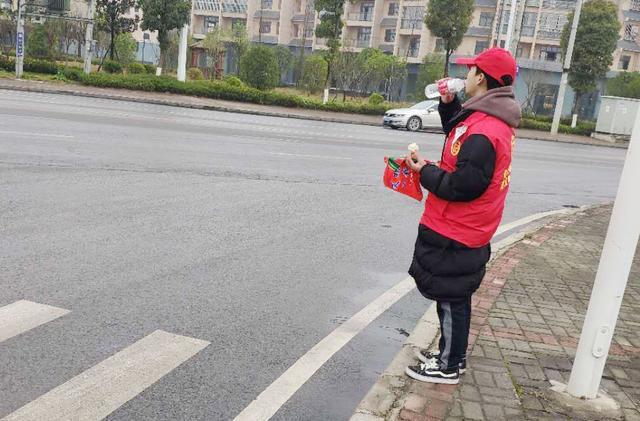 安顺经开区“橙丝带”创文志愿者，点亮城市文明留影不留痕