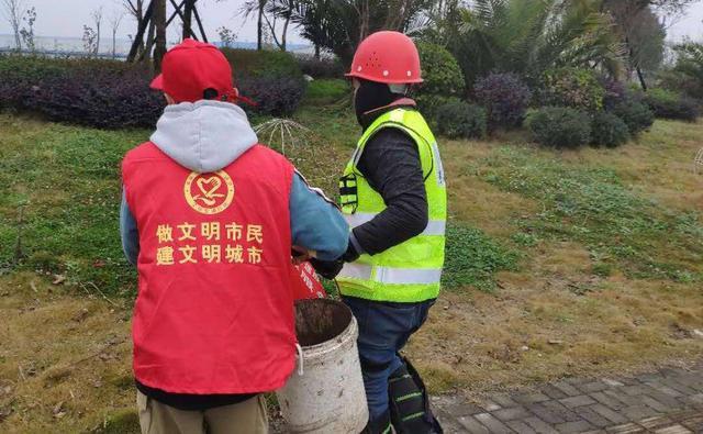 安顺经开区“橙丝带”创文志愿者，点亮城市文明留影不留痕
