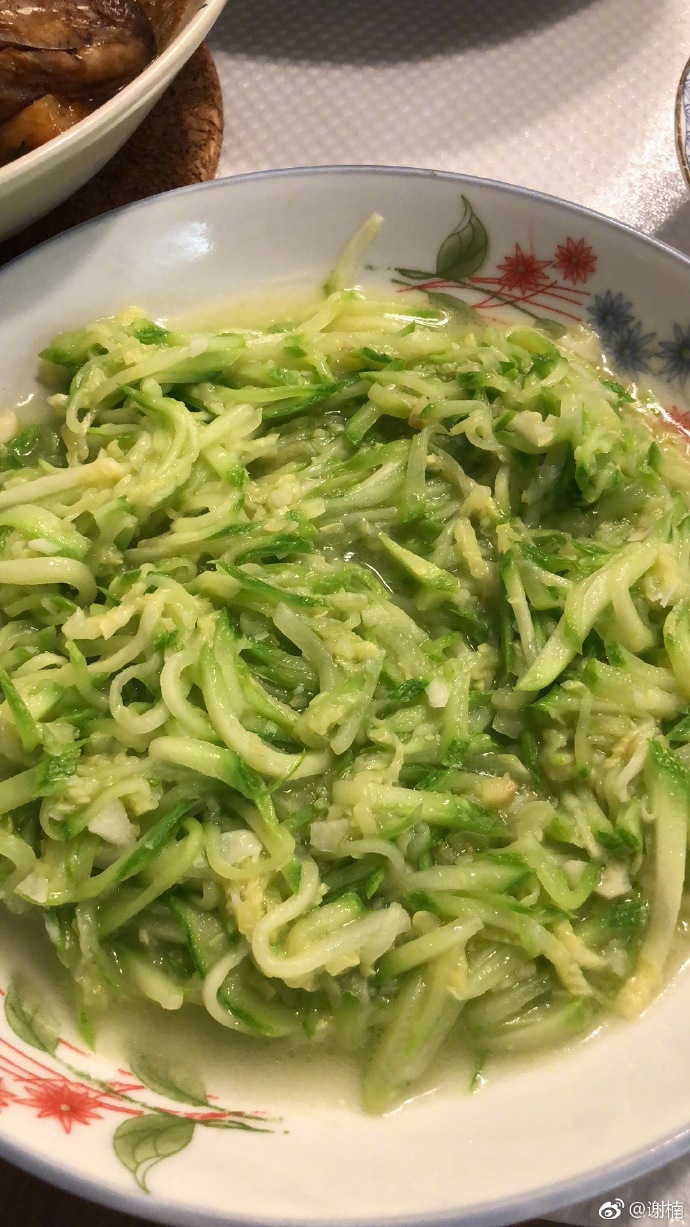 谢楠晒3岁大儿子独立做饭照片惊呆众人，网友：二胎的孩子早当家！