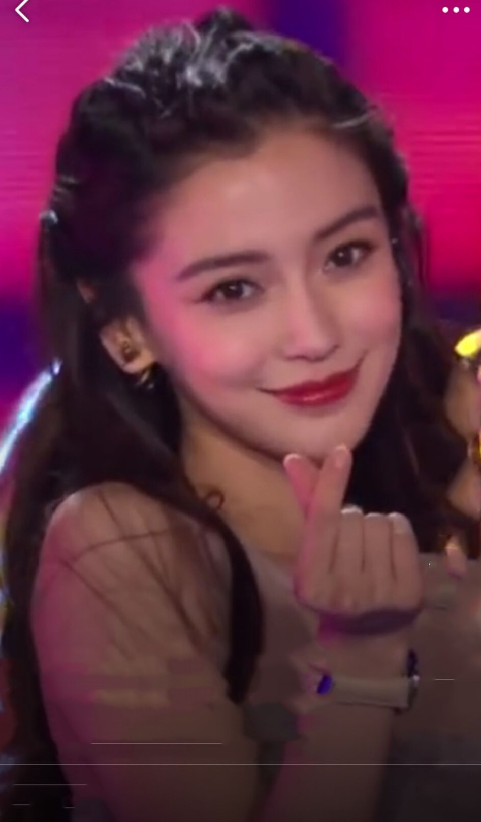杨颖跨年比心美惊艳一整晚在微博一脸疑惑我哪一段跑调了