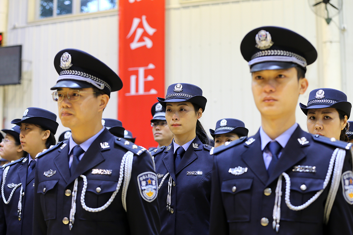公安边防总队300余名转改官兵举行集体换装仪式,正式换着人民警察制服