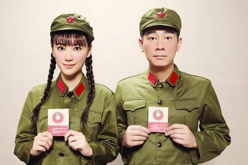 陈小春应采儿晒家人合照黑成碳，网友：“这是在非洲海滩吗”