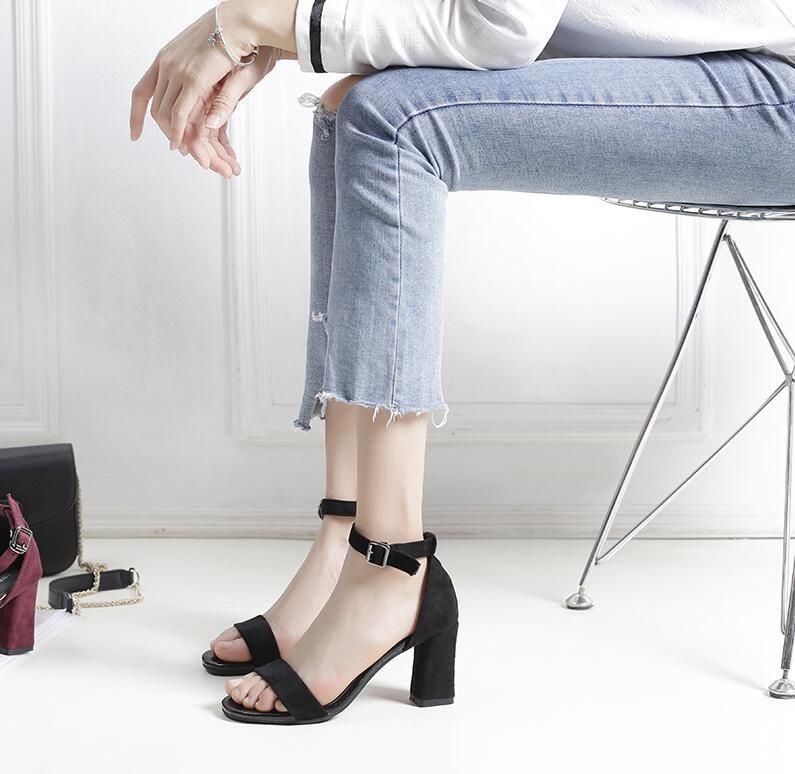 一字带设计不挑脚型,简约气质的高跟凉鞋,透出