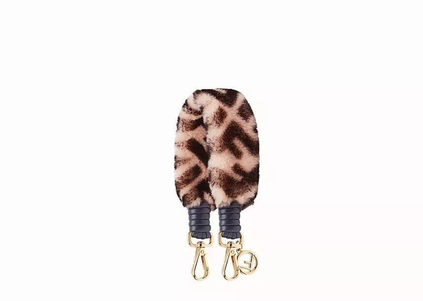 我不需要男朋友 我需要的是毛绒手袋