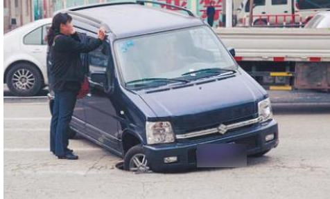 车主抱怨马路沙井盖设计不合理,专家却说:为了帮车主提神