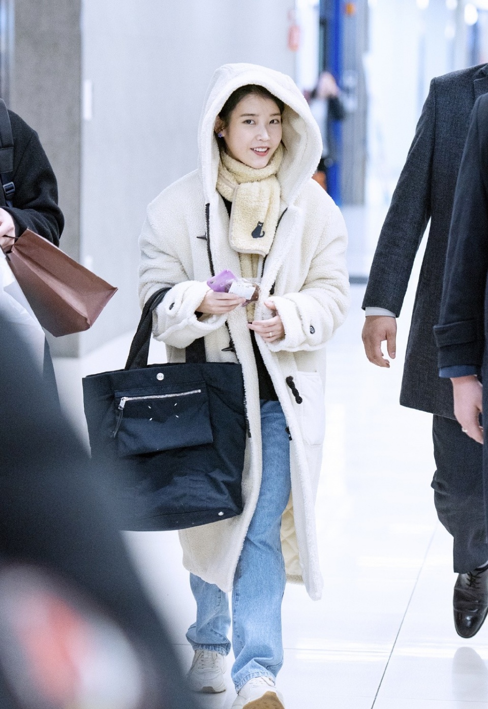 羊羔毛外套太火!小个子IU任性穿长款,杨超越宋