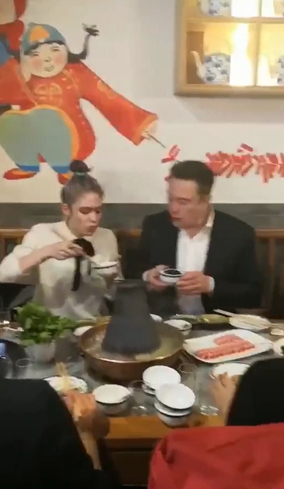 马斯克来中国出差不忘秀恩爱：带女友吃老北京铜锅涮肉