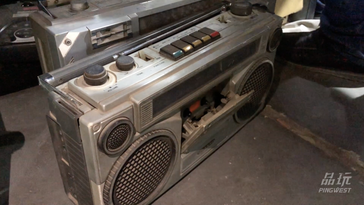 去“鬼市”，淘电子古玩