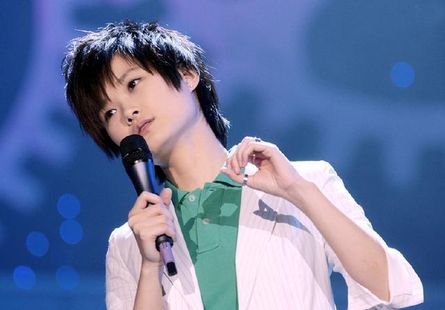 帅气李宇春穿花边连衣裙秒变少女 甜美又可爱