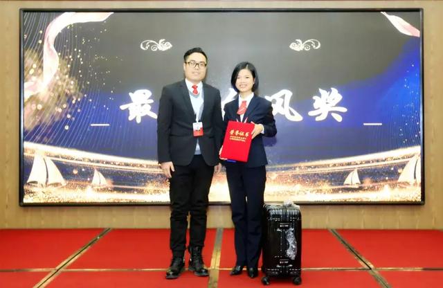 康正汽车集团综合管理部副总经理张瑞先生 为最佳台风奖得主朱良子