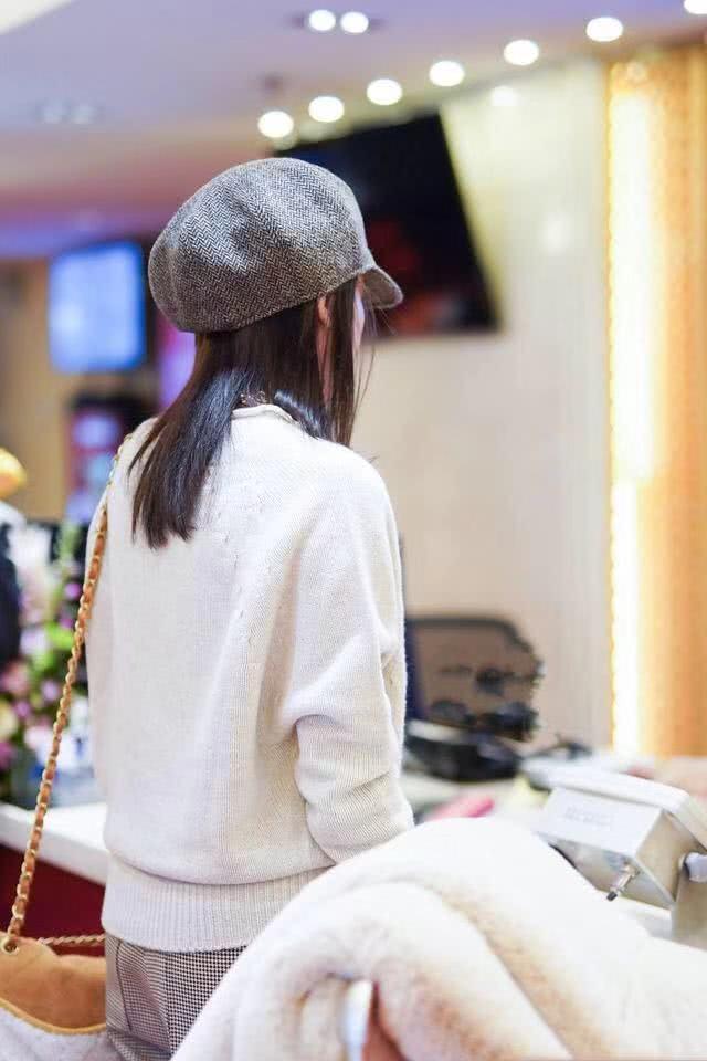 洁衬衣又穿小机场,换低领尺码更显打底,戴金羊羔女生气质对照表图片