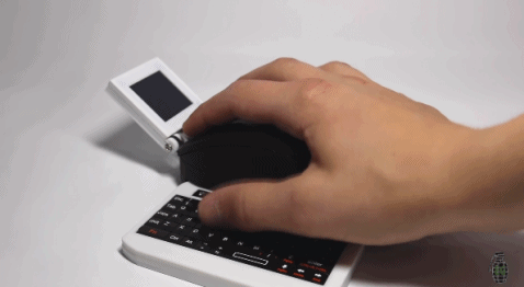 一哥们把鼠标改成了超微型笔记本电脑，竟然还能打游戏……