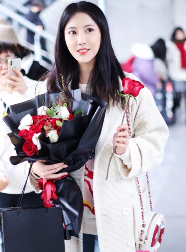 李艺彤经历了什么,亮相机场几乎认不出了,脸到