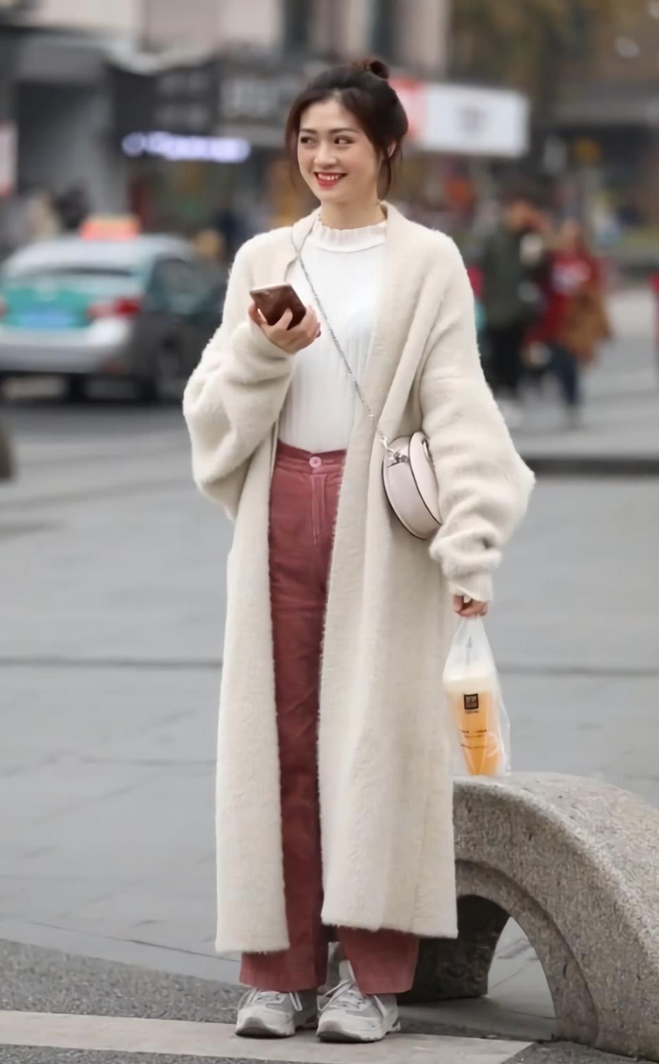 跟蒋欣神似的小姐姐,穿了条很挑人的猪红裤,