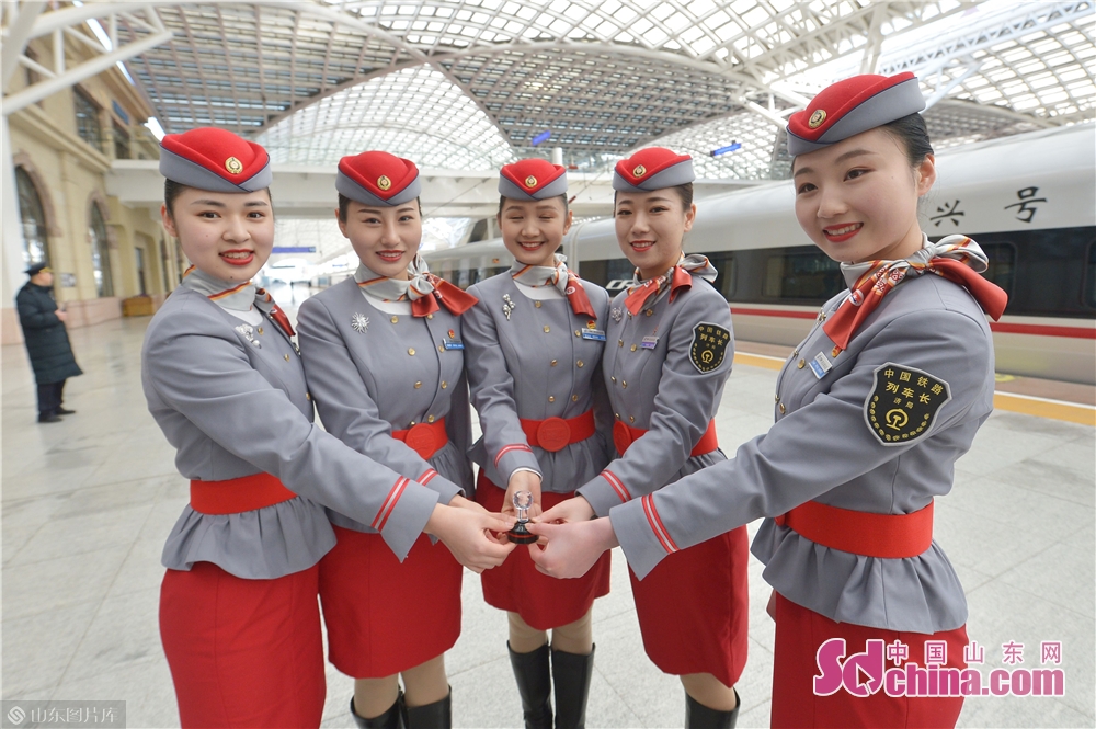 1月21日,青岛客运段北京动车队新"五朵金花"列车长接过"海之情"动车组