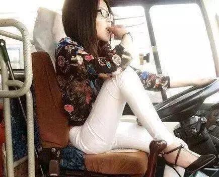 搞笑GIF:高跟鞋嗑瓜子,典型的马路杀手