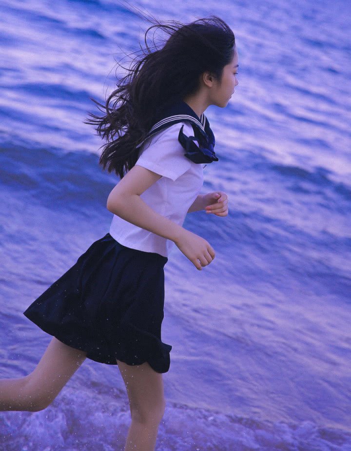 美女都写真的学院服心动:小男人的脚真脏,拍衣美女情趣网图片